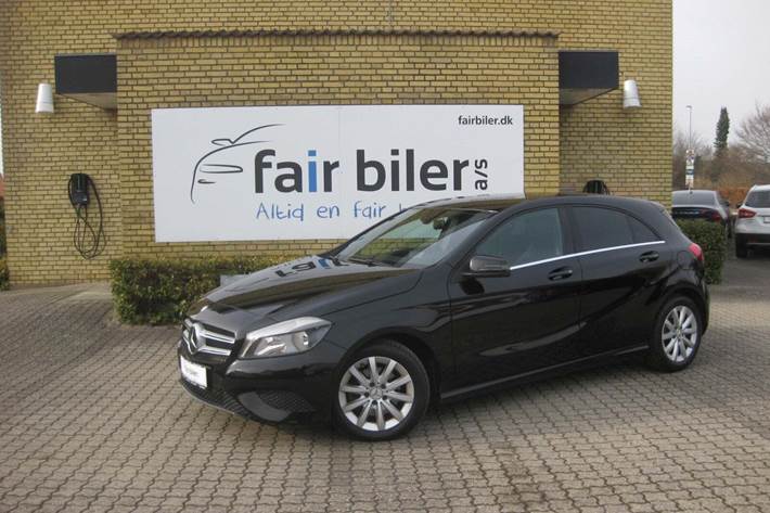 Sort Mercedes A200 fra 2014 set udefra