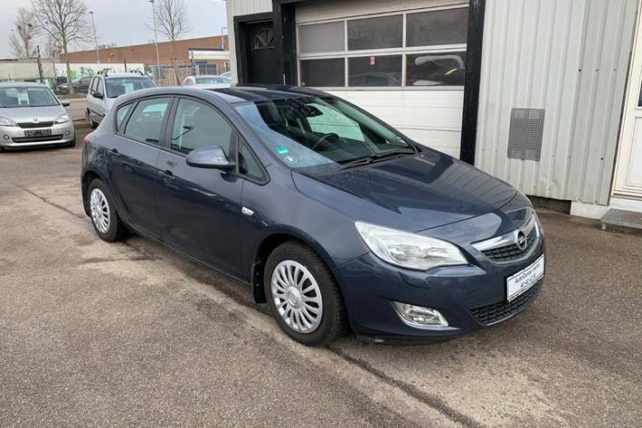 Blå Opel Astra fra 2010