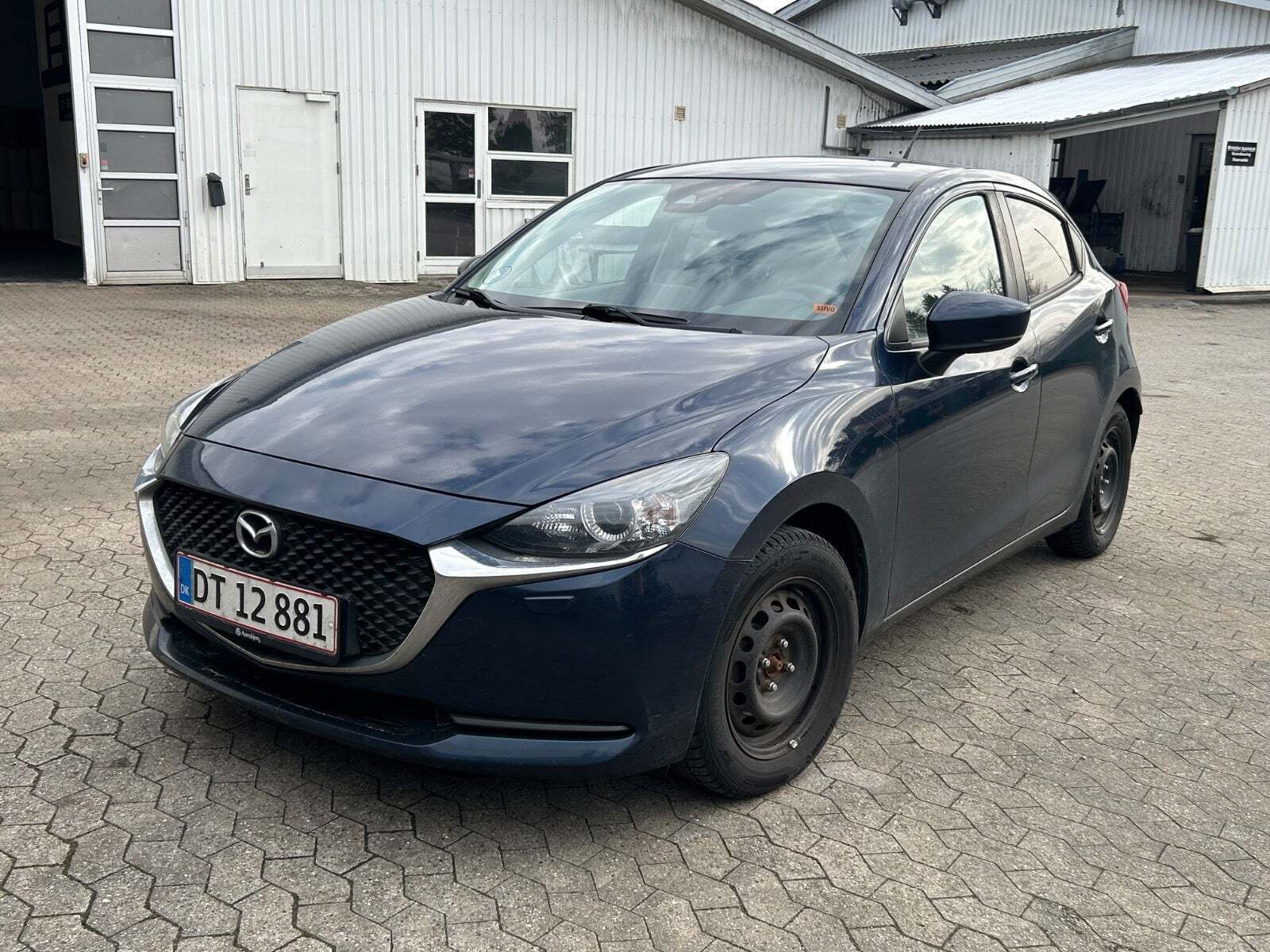 Blå Mazda 2 fra 2022 set udefra