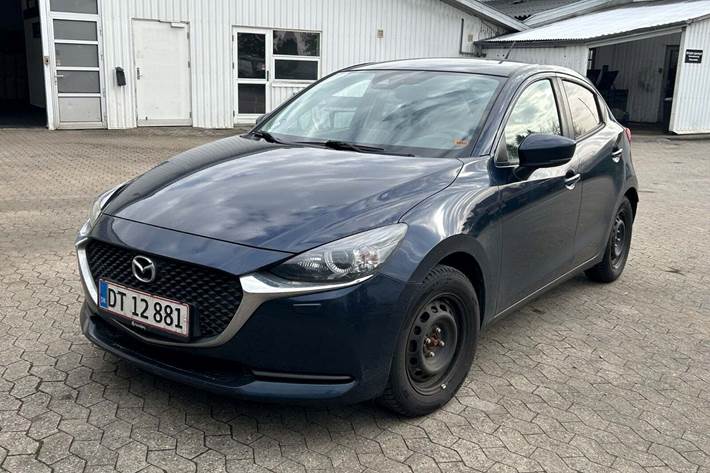 Blå Mazda 2 fra 2022 set udefra