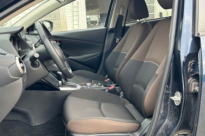 Blå Mazda 2 fra 2022