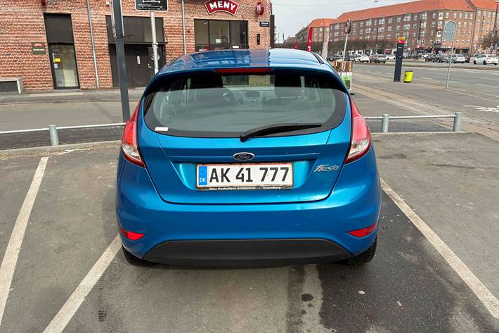 Blå Ford Fiesta fra 2013