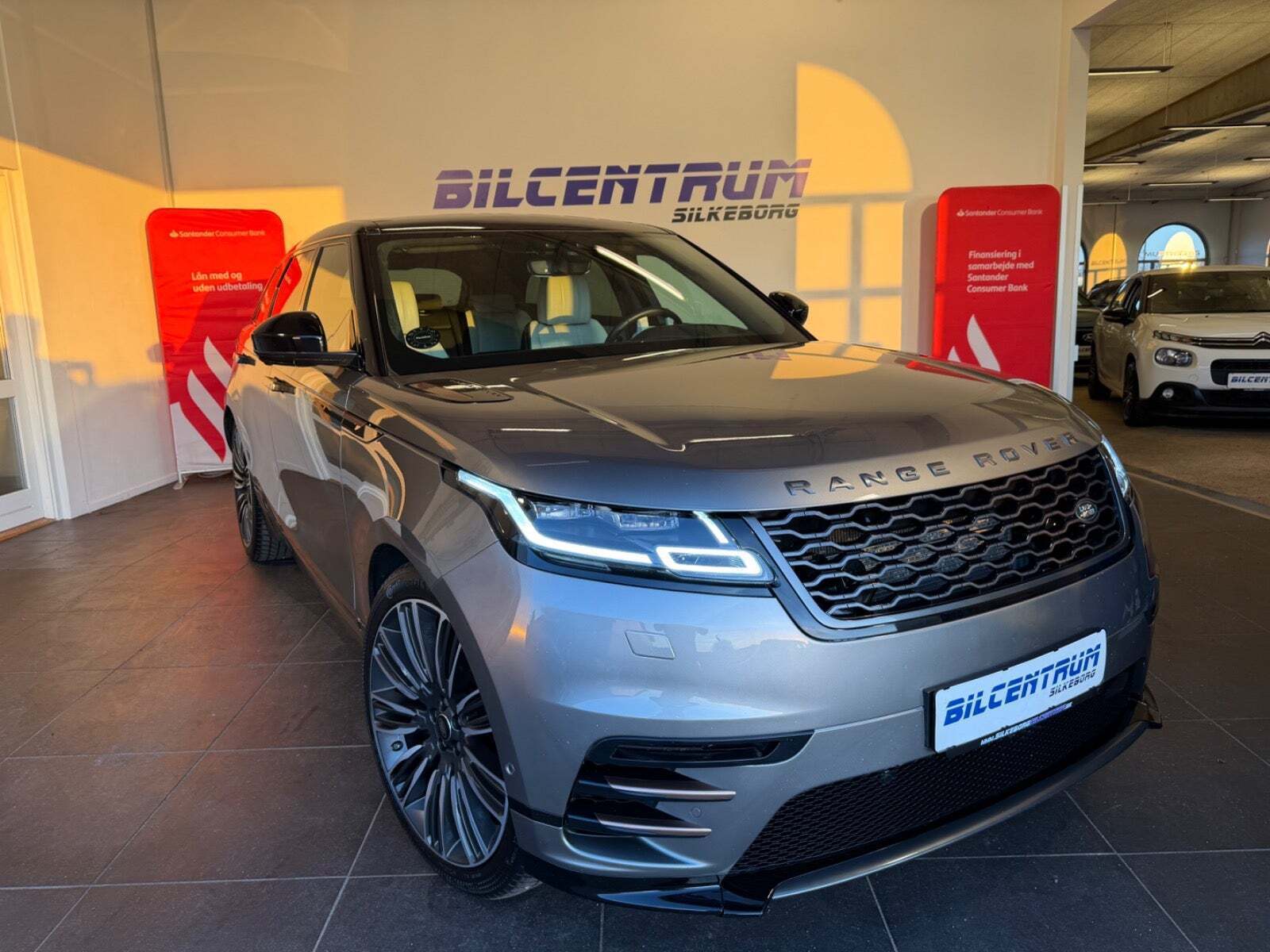 Grå Land Rover Range Rover Velar fra 2018 set udefra