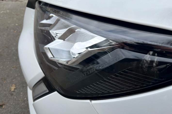 Hvid Peugeot 208 fra 2023