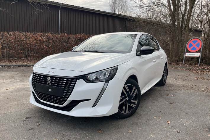 Hvid Peugeot 208 fra 2023 set udefra
