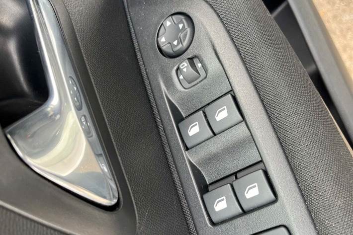 Hvid Peugeot 208 fra 2023