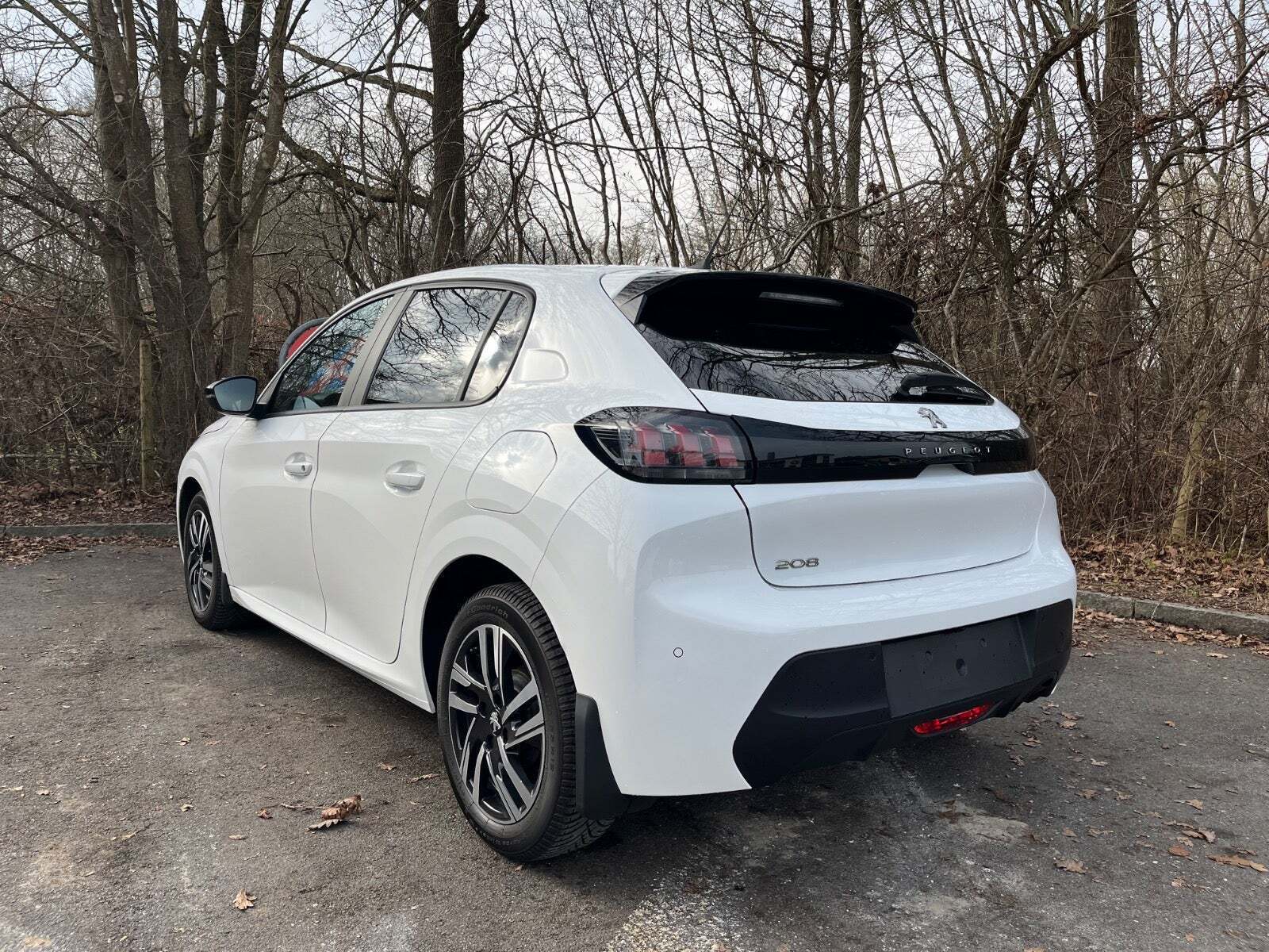 Hvid Peugeot 208 fra 2023