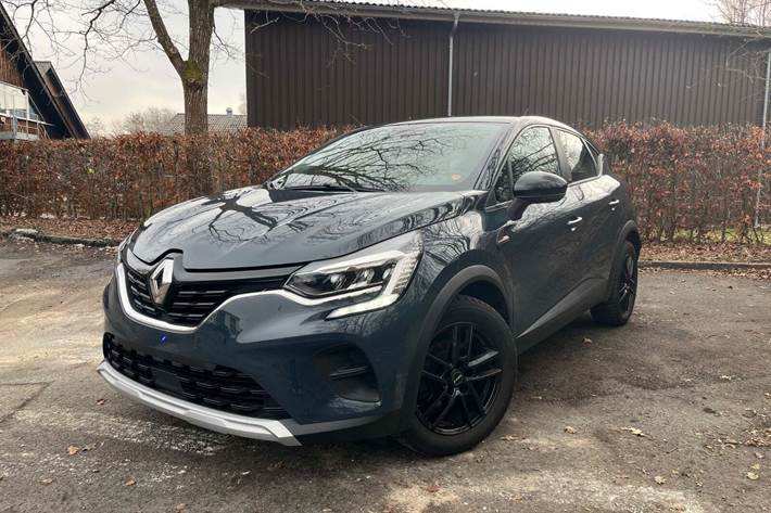 Grå Renault Captur fra 2021 set udefra