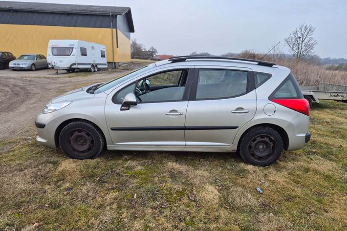 Orange Peugeot 207 fra 2009