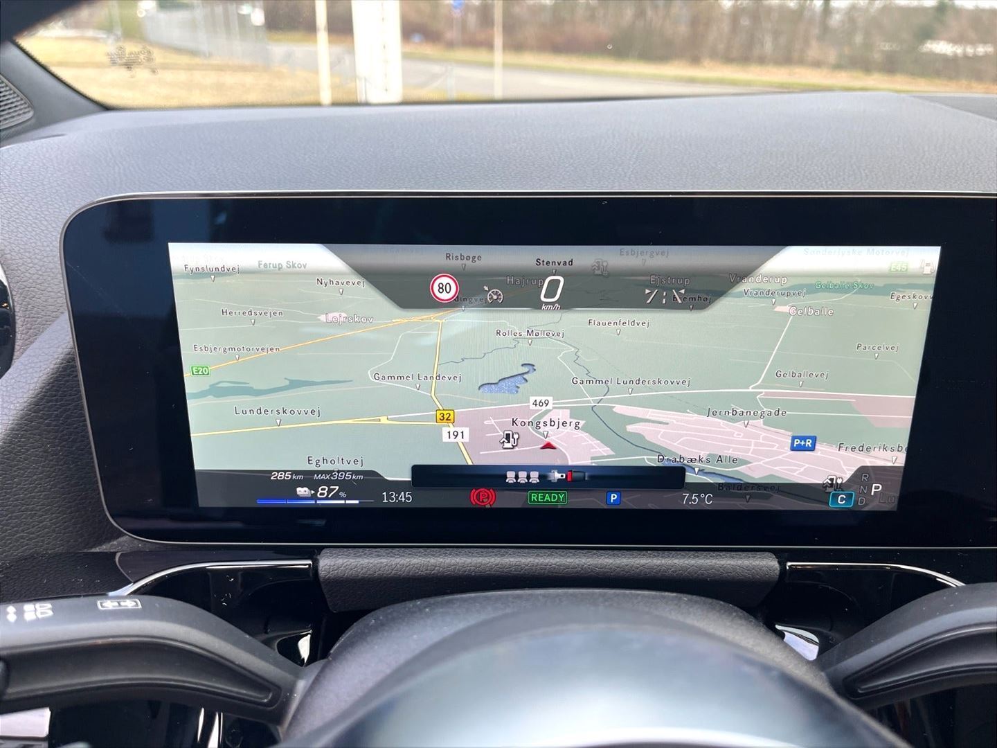 Sølv Mercedes EQA 300 fra 2024