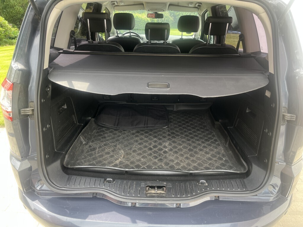 Grå Ford S-MAX fra 2012