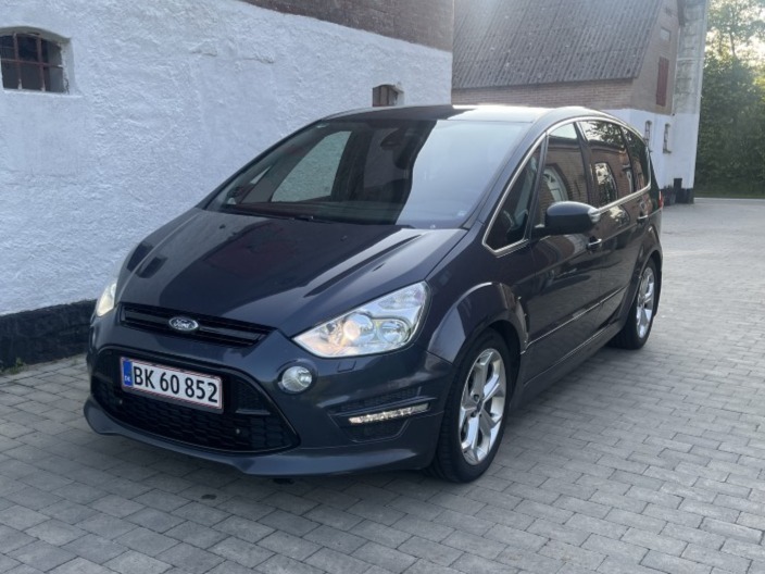 Grå Ford S-MAX fra 2012