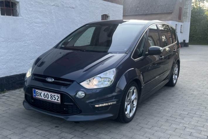 Grå Ford S-MAX fra 2012