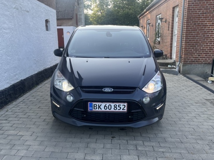 Grå Ford S-MAX fra 2012