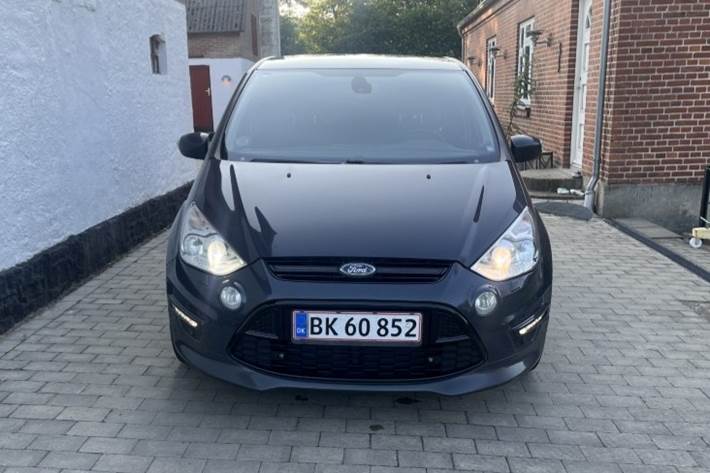 Grå Ford S-MAX fra 2012