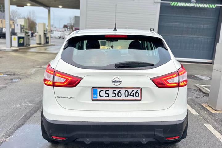 Hvid Nissan Qashqai fra 2014