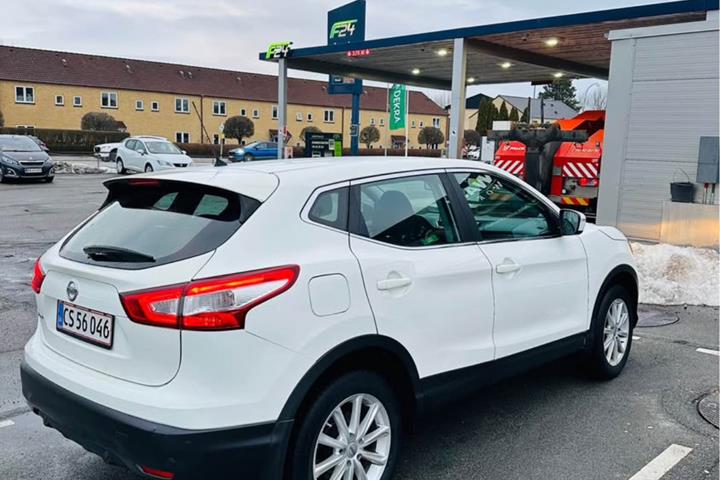 Hvid Nissan Qashqai fra 2014