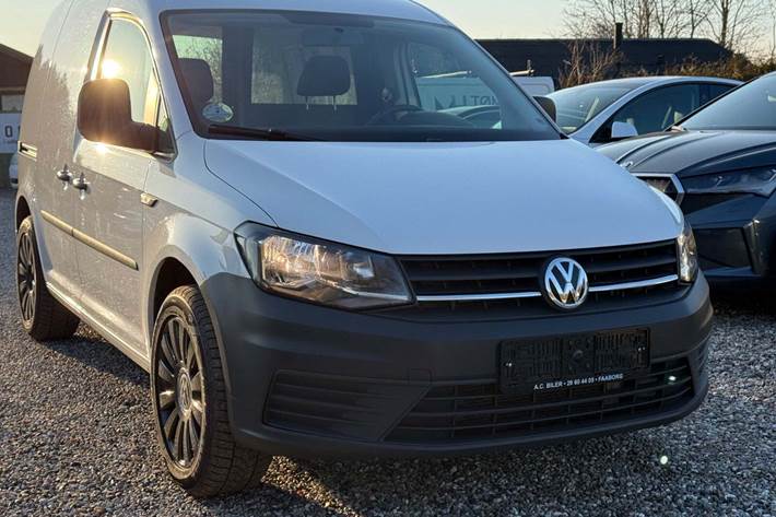 Hvid VW Caddy fra 2019 set udefra