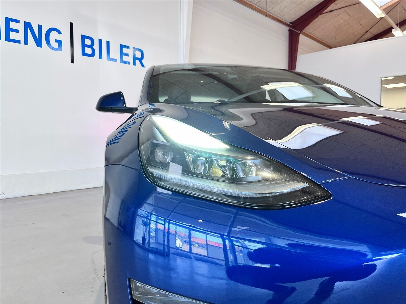 Blå Tesla Model 3 fra 2023