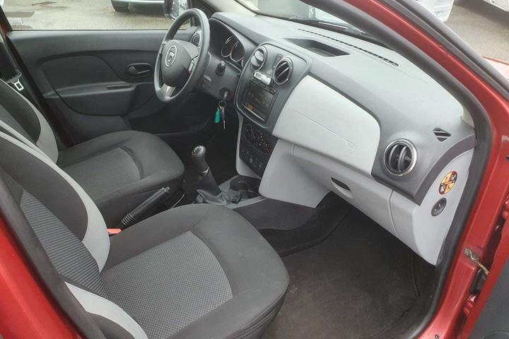 Rød Dacia Sandero fra 2013