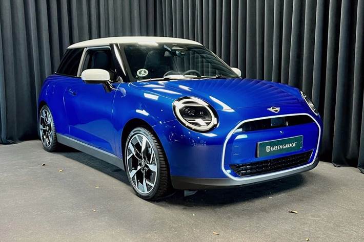 Blå Mini Cooper fra 2024 set udefra