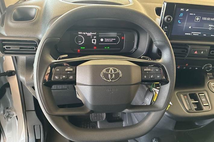 Hvid Toyota ProAce City fra 2026