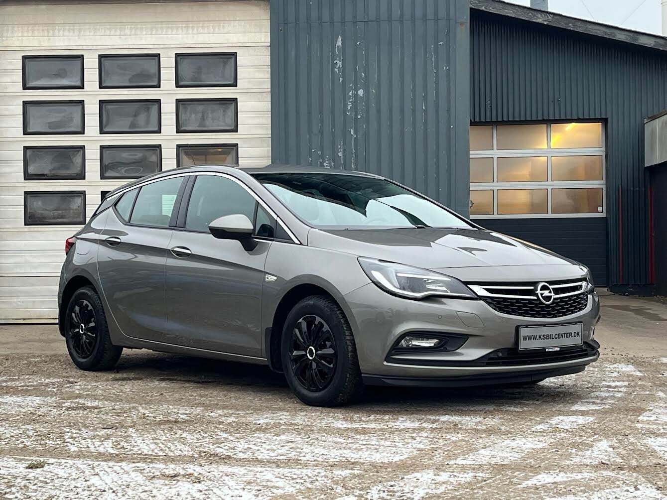 Grå Opel Astra fra 2016