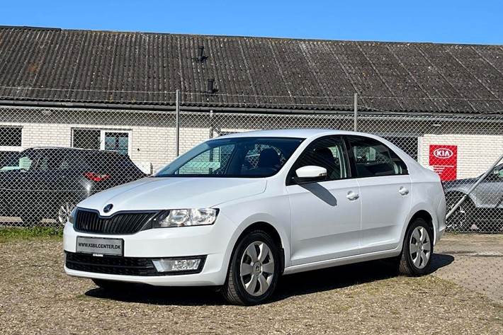 Hvid Skoda Rapid fra 2017 set udefra
