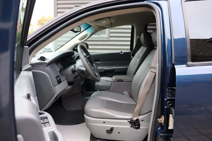 Blå Dodge Durango fra 2005 set indefra