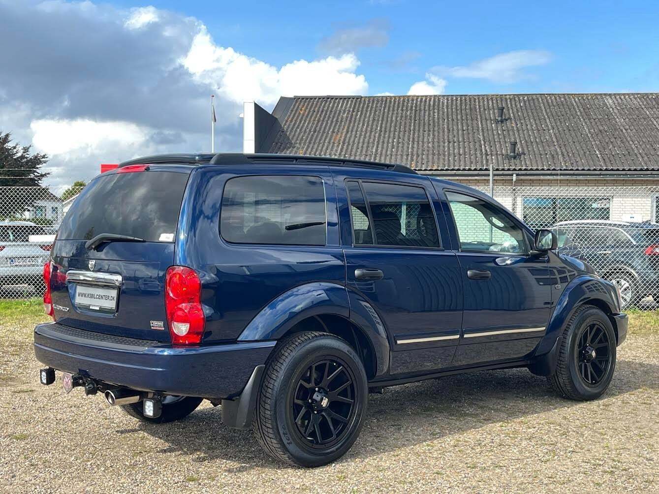 Blå Dodge Durango fra 2005 set udefra