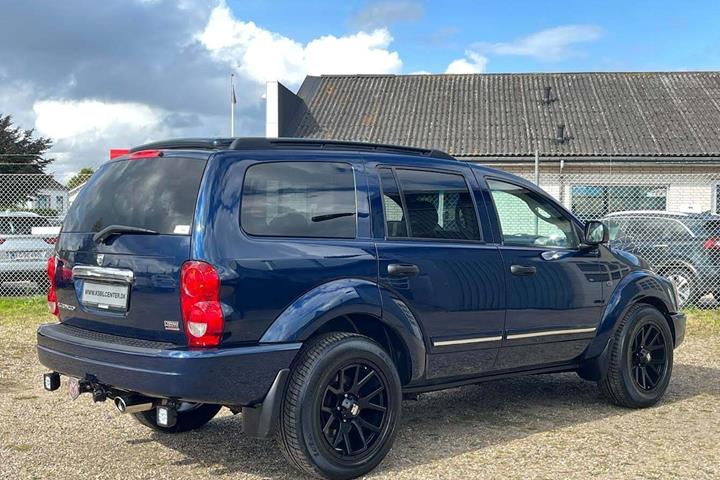 Blå Dodge Durango fra 2005 set udefra