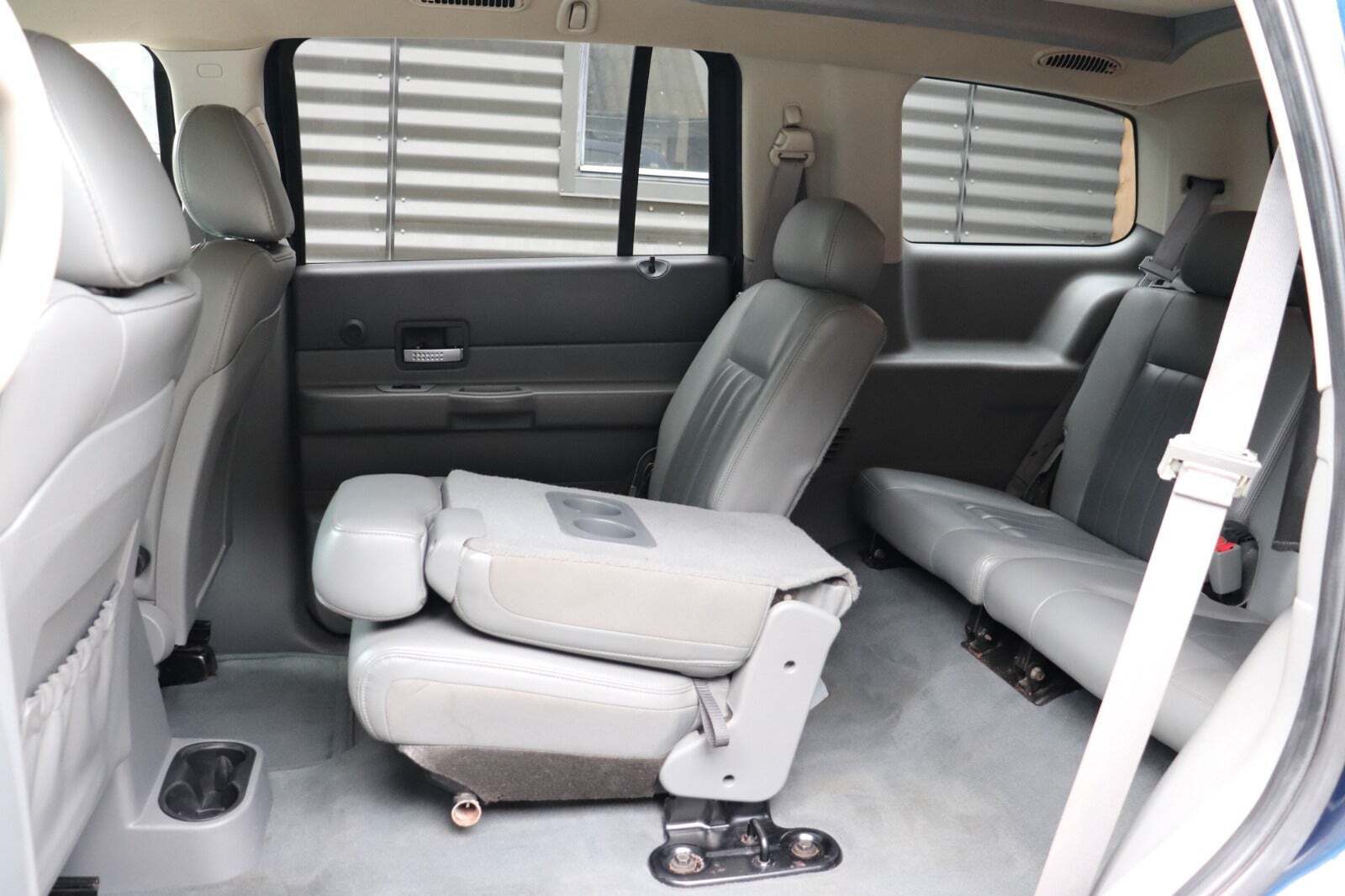 Blå Dodge Durango fra 2005 set indefra