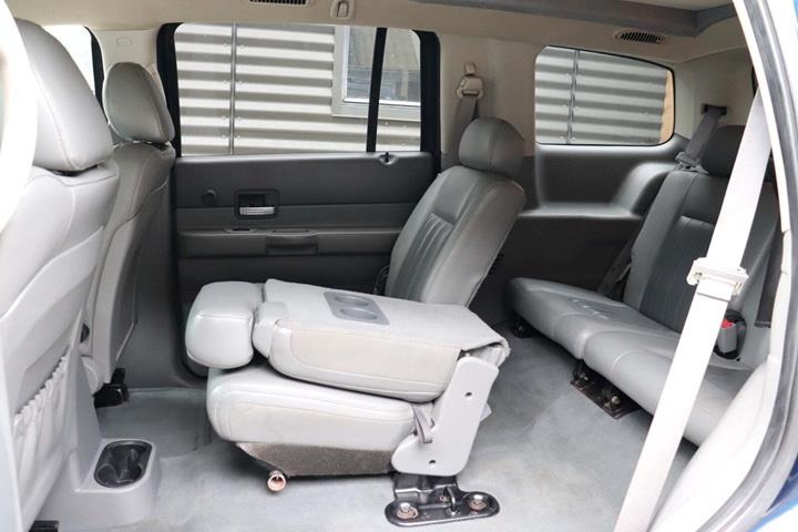 Blå Dodge Durango fra 2005 set indefra