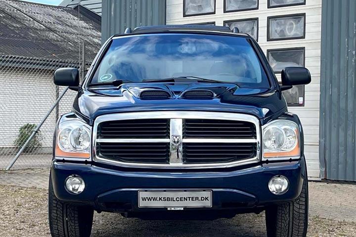 Blå Dodge Durango fra 2005 set udefra