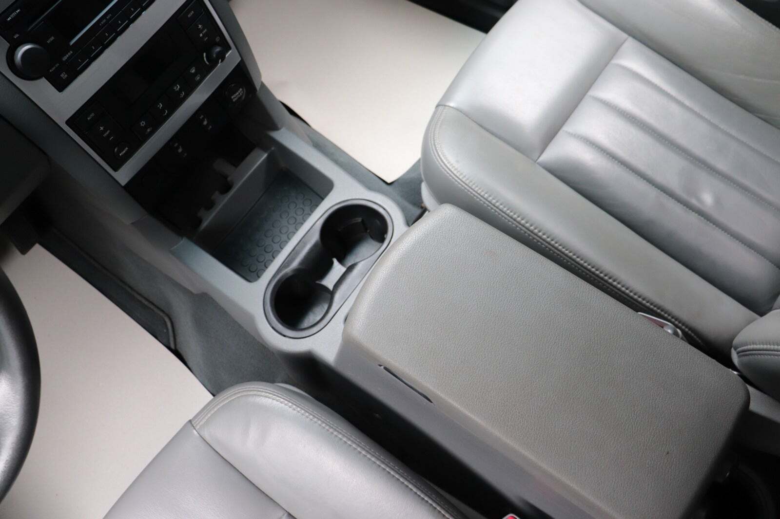 Blå Dodge Durango fra 2005 set indefra