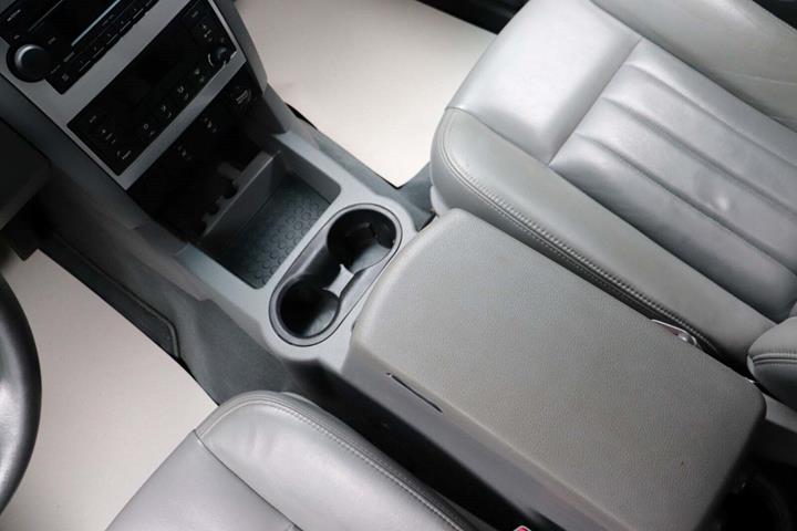 Blå Dodge Durango fra 2005 set indefra