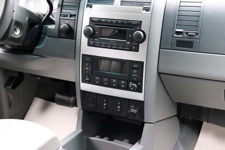 Blå Dodge Durango fra 2005 set indefra