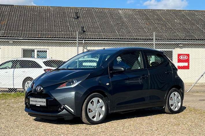 Grå Toyota Aygo fra 2016 set udefra