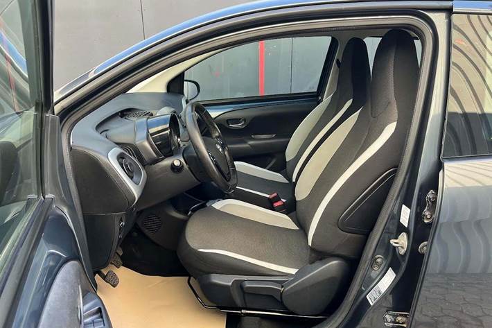 Grå Toyota Aygo fra 2016