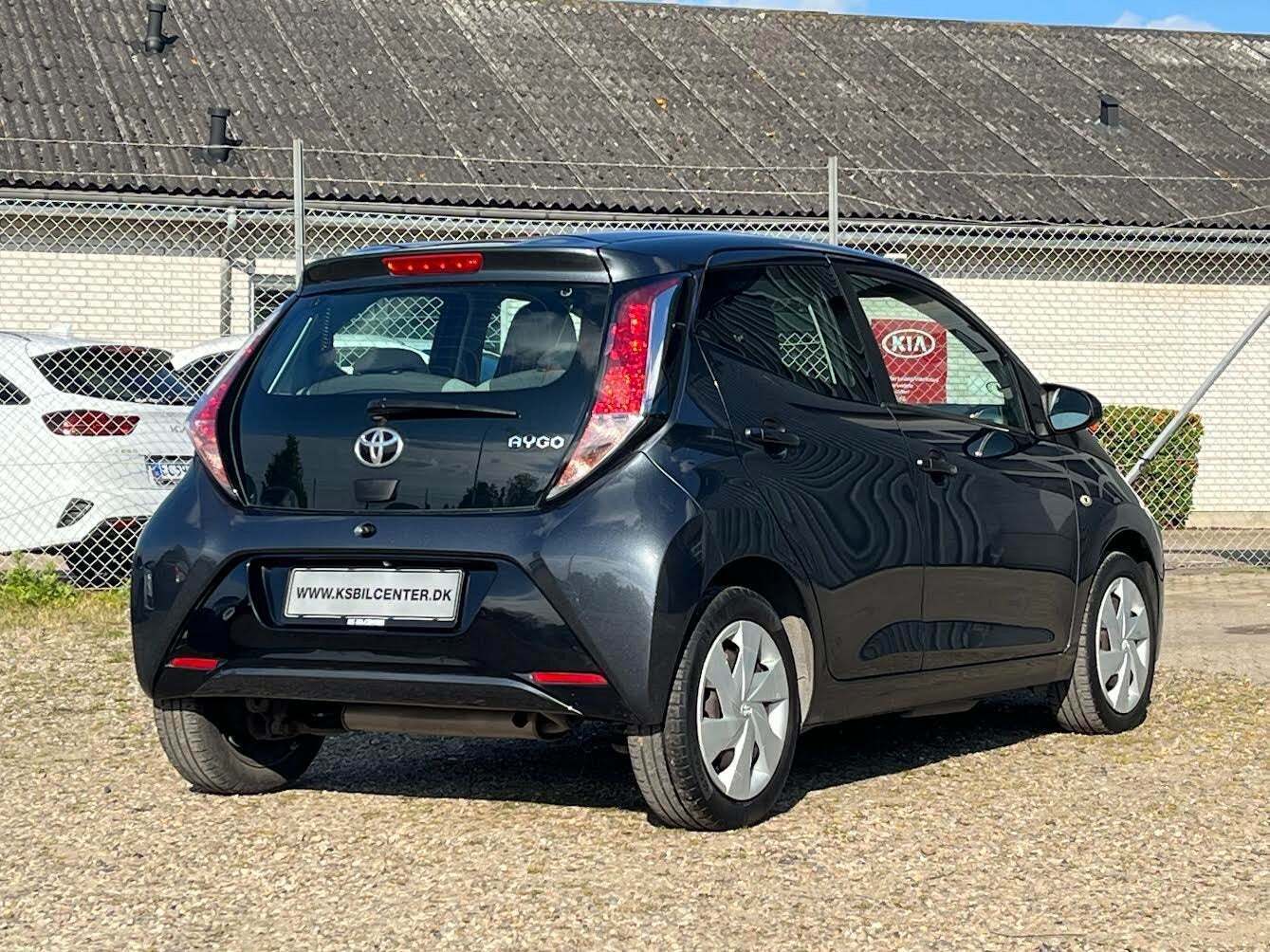 Grå Toyota Aygo fra 2016