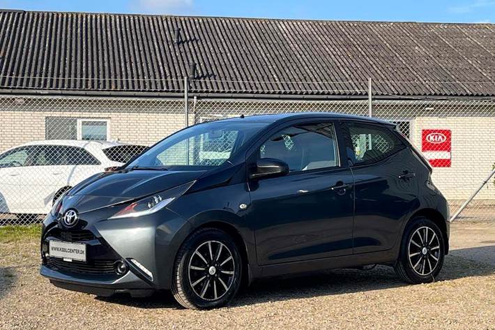 Grå Toyota Aygo fra 2016 set udefra