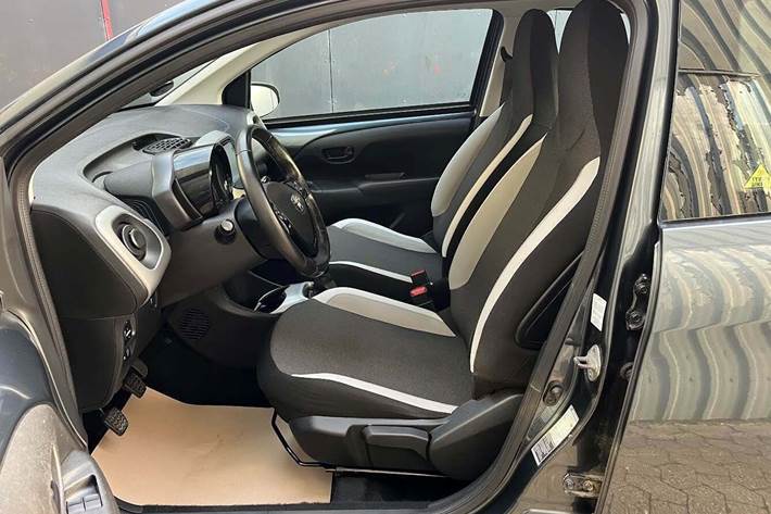 Grå Toyota Aygo fra 2016
