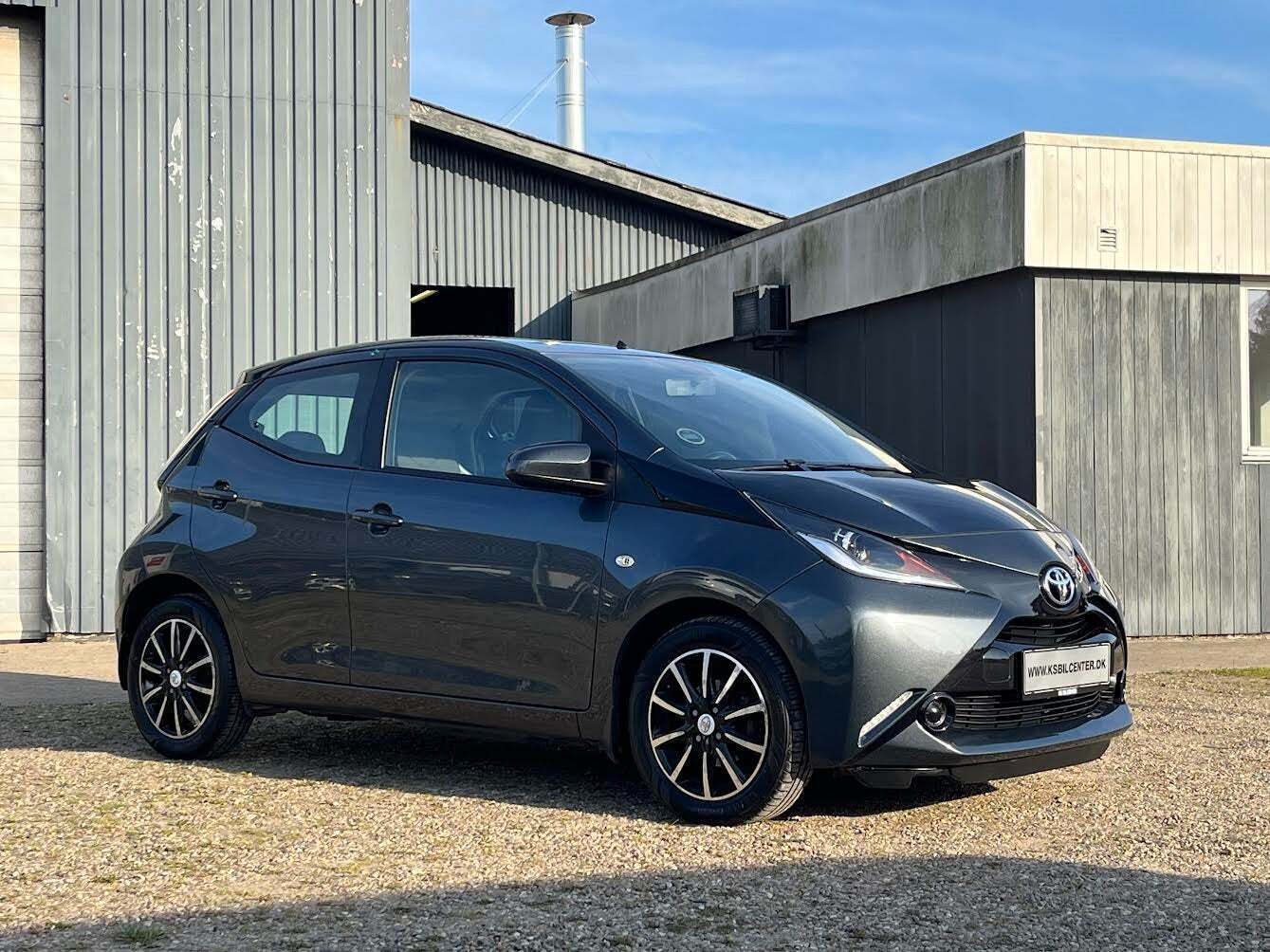 Grå Toyota Aygo fra 2016
