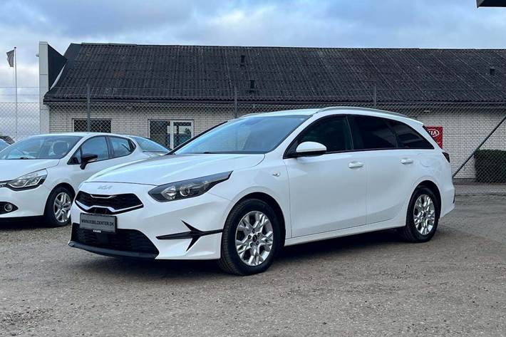 Hvid Kia Ceed fra 2022 set udefra