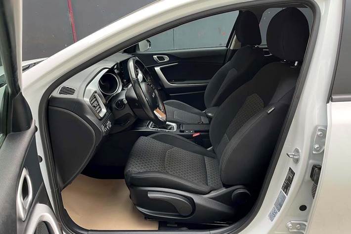 Hvid Kia Ceed fra 2022