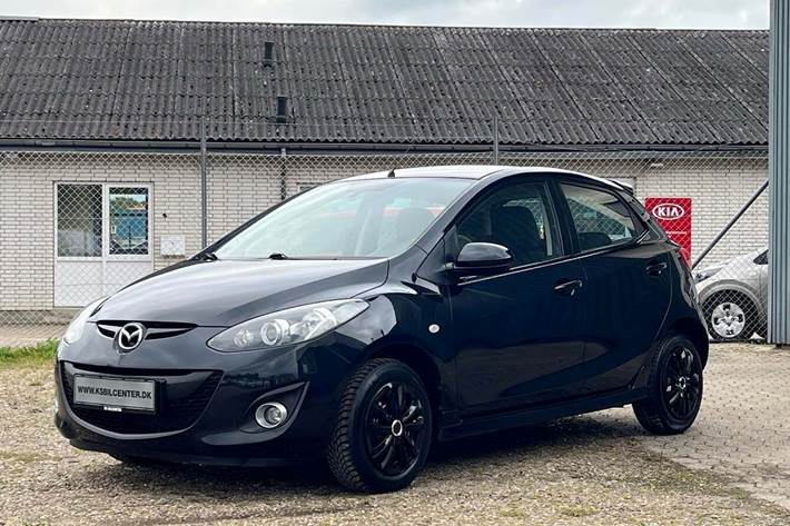 Sort Mazda 2 fra 2014 set udefra