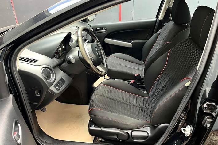 Sort Mazda 2 fra 2014