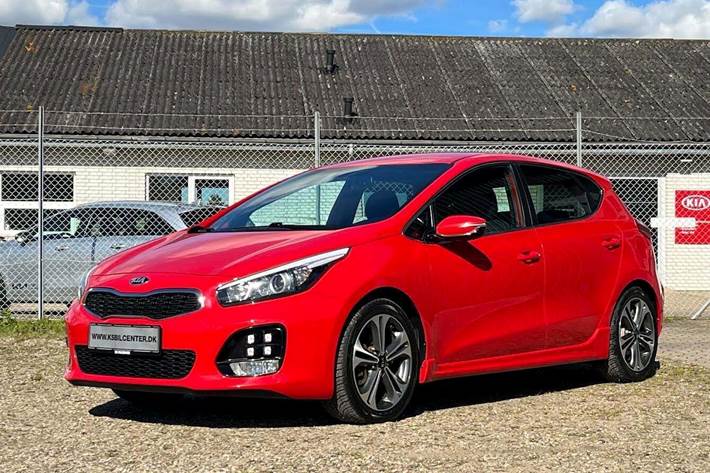 Rød Kia Ceed fra 2017 set udefra