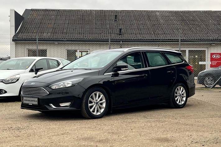 Sort Ford Focus fra 2017 set udefra
