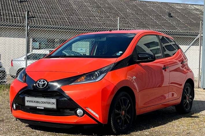 Orange Toyota Aygo fra 2015 set udefra
